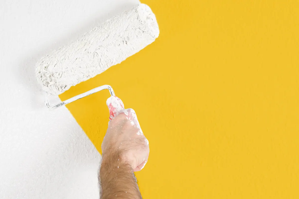 Wand wird mit der Farbrolle gestrichen