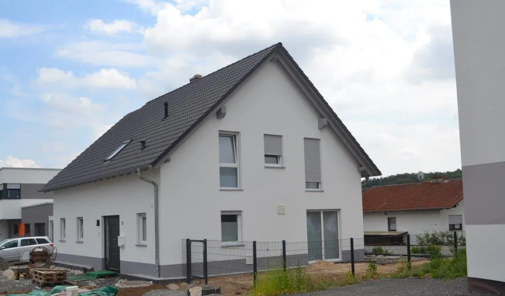 Einfamilienhaus mit neuer weißer Fassade