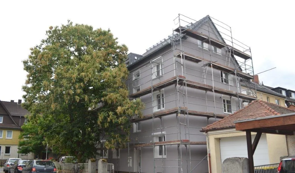 Eingerüstetes Mehrfamilienhaus während der Fassadenarbeiten
