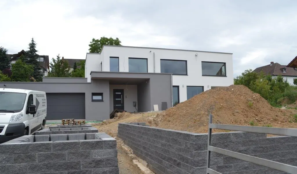 Neubau mit heller Putzfassade