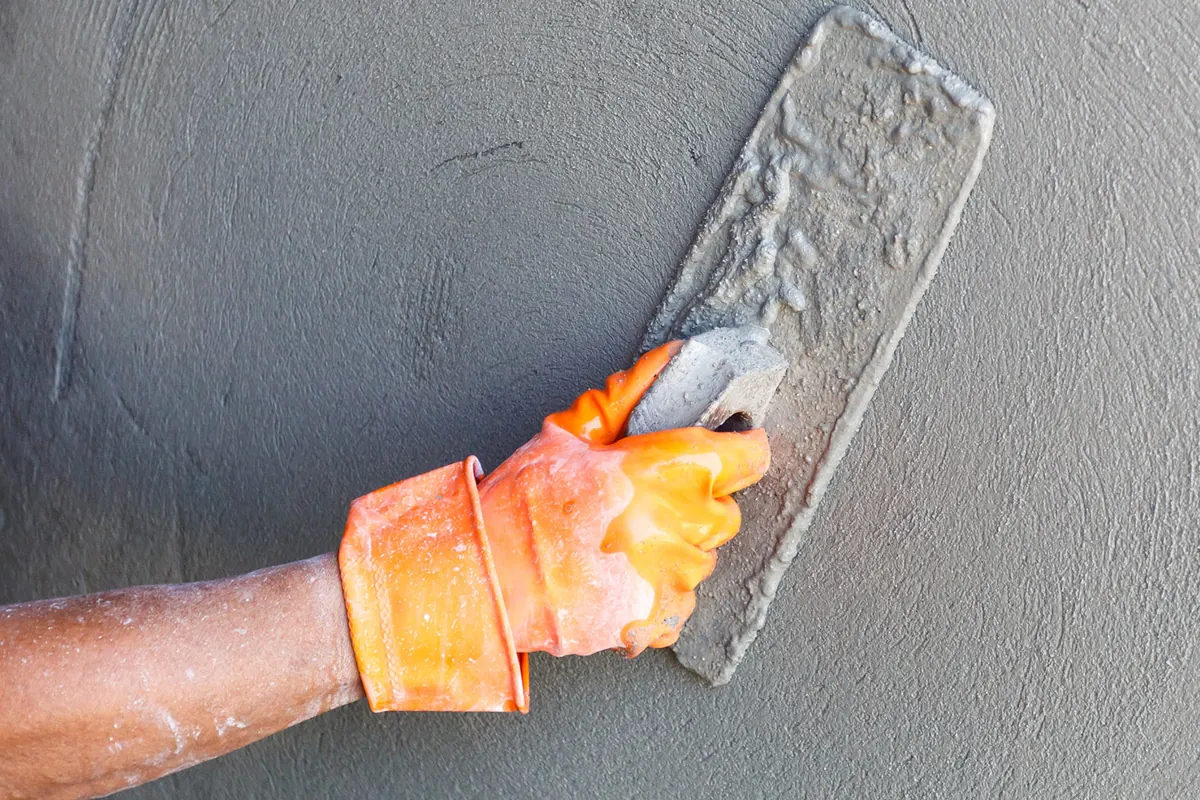 Verputzen einer Wand mit der Glättkelle